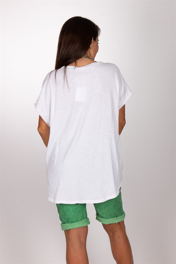 Beyaz Zemin Üzerine Renkli Yazılı Bluz Yeşil RenkBLUZ